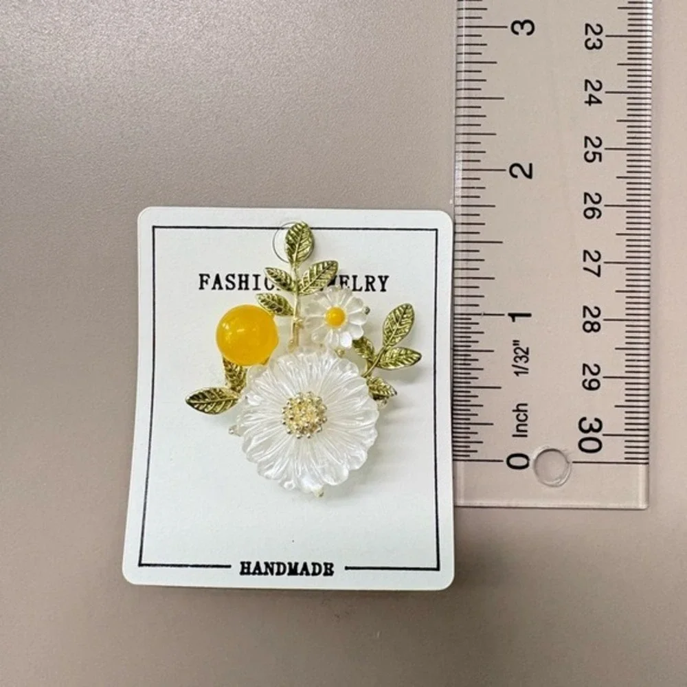 White Floral Brooch with Yellow Bead‎ Accent – daisy Vintage-Inspired Pin new